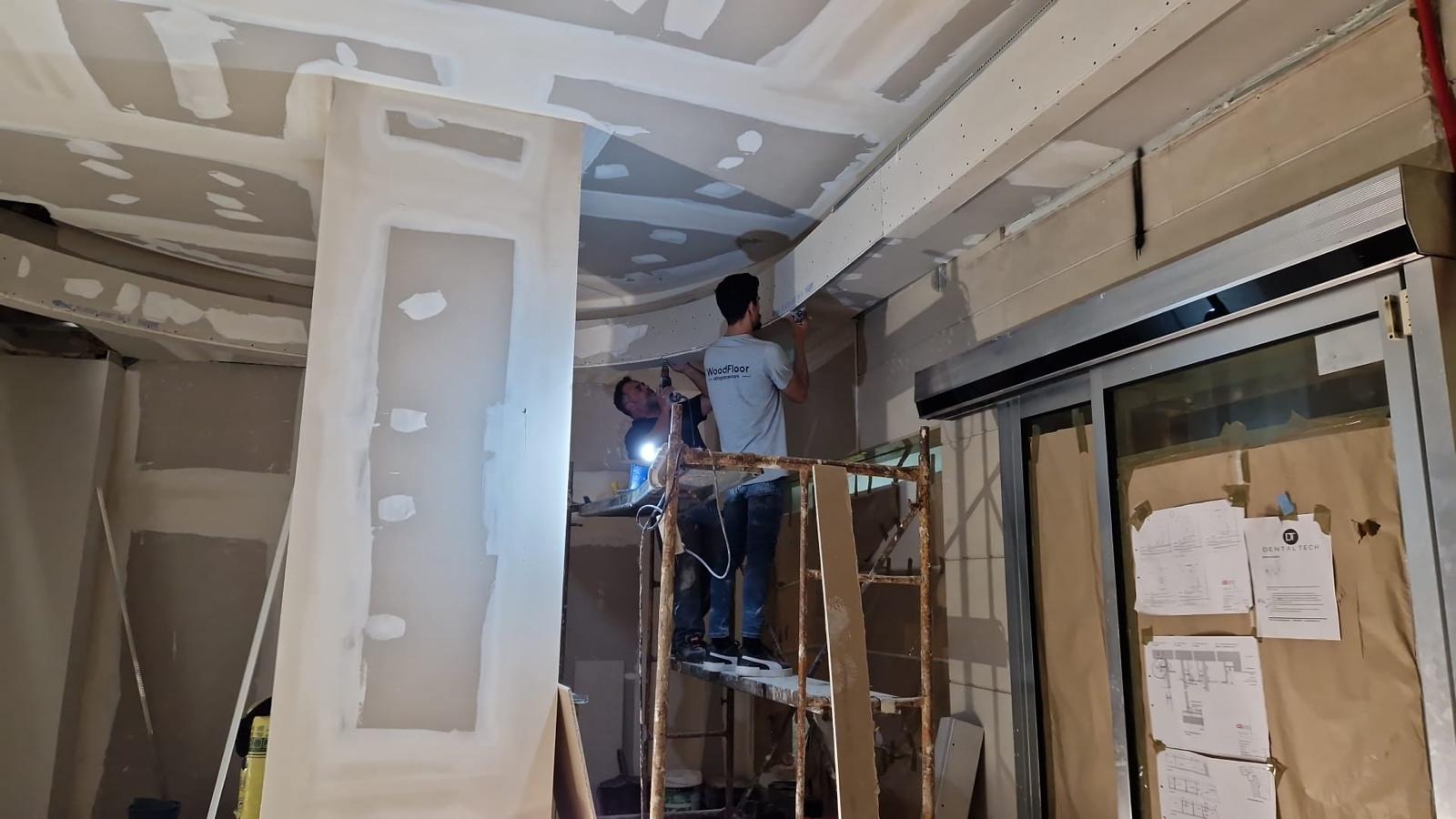Equipa LTR em obra — montagem de tectos numa clínica em Lisboa